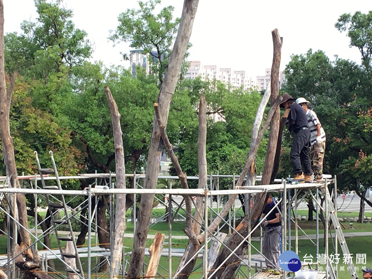 桃園漂流木藝術節創作間期 鄭文燦市長冒雨探班