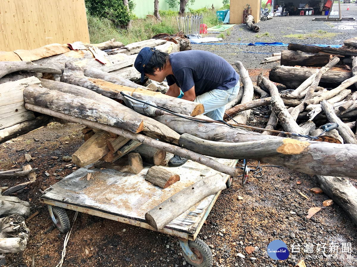 桃園漂流木藝術節創作間期 鄭文燦市長冒雨探班