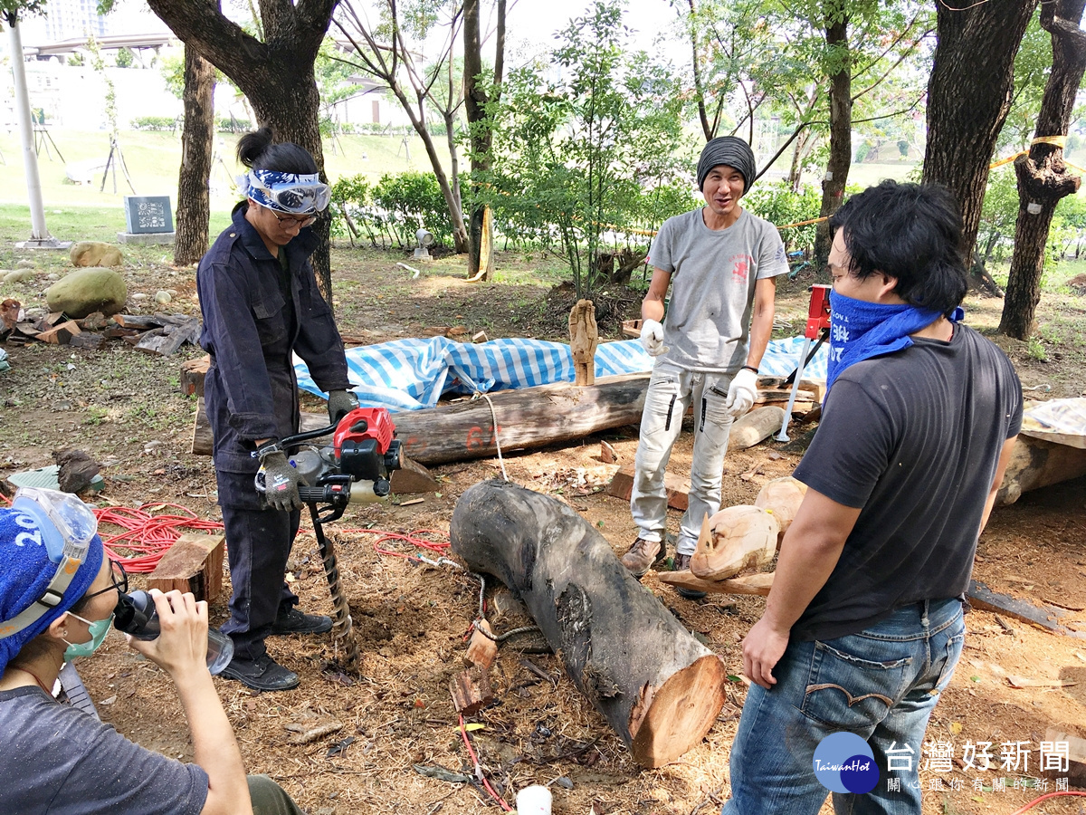 桃園漂流木藝術節創作間期 鄭文燦市長冒雨探班