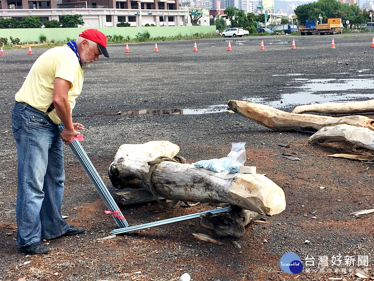 桃園漂流木藝術節創作間期 鄭文燦市長冒雨探班