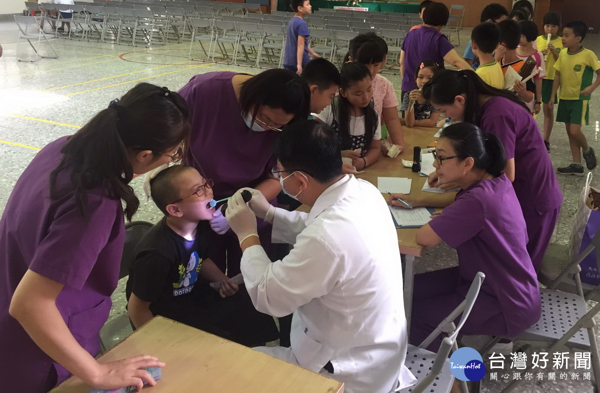 杏蓉李泰憲院長為學童做牙齒健檢。（記者扶小萍攝）