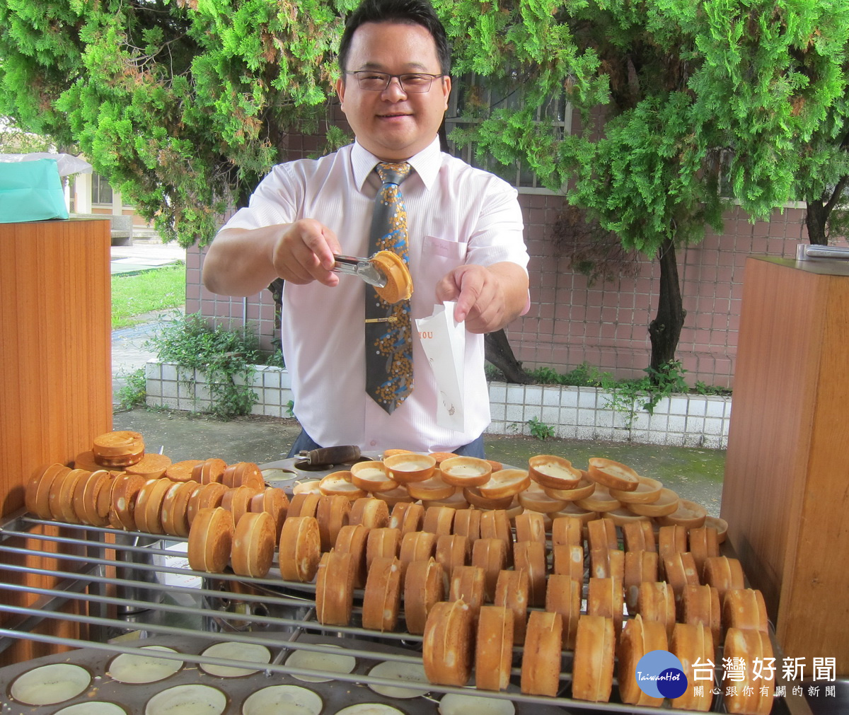 南崗扶輪社製作扶輪餅讓學童開心不已。(記者扶小萍攝)
