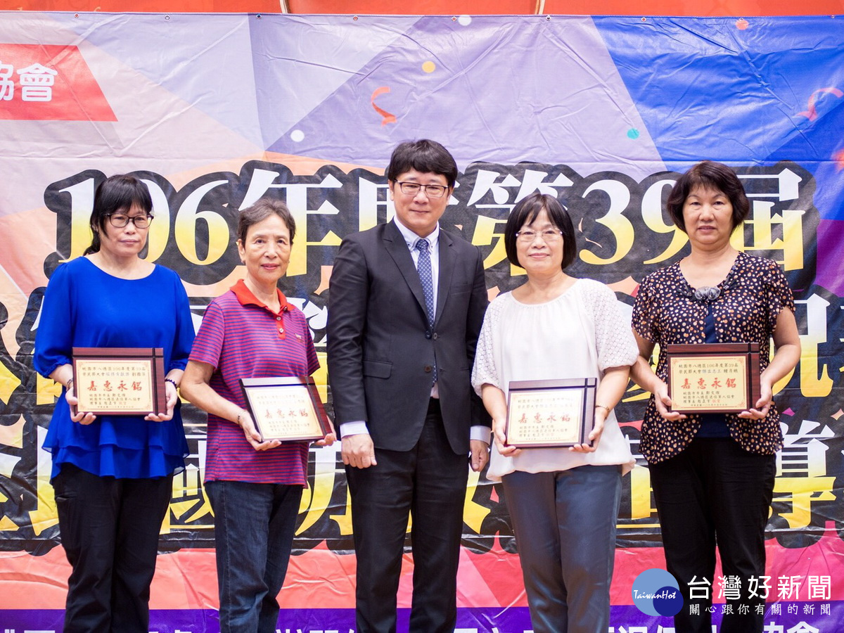 桃園市八德區退伍軍人協會榮民節慶祝表揚大會中，理事長立法委員趙正宇頒獎表揚熱心的志工朋友。