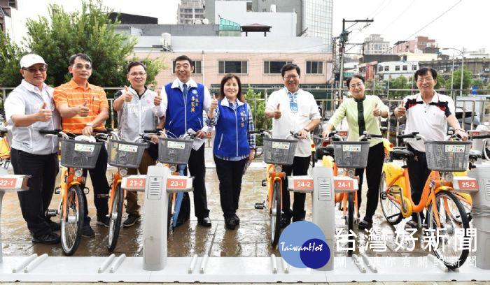 桃園市長鄭文燦(右三)視察楊梅區首批3站公共自行車租賃站啟用。