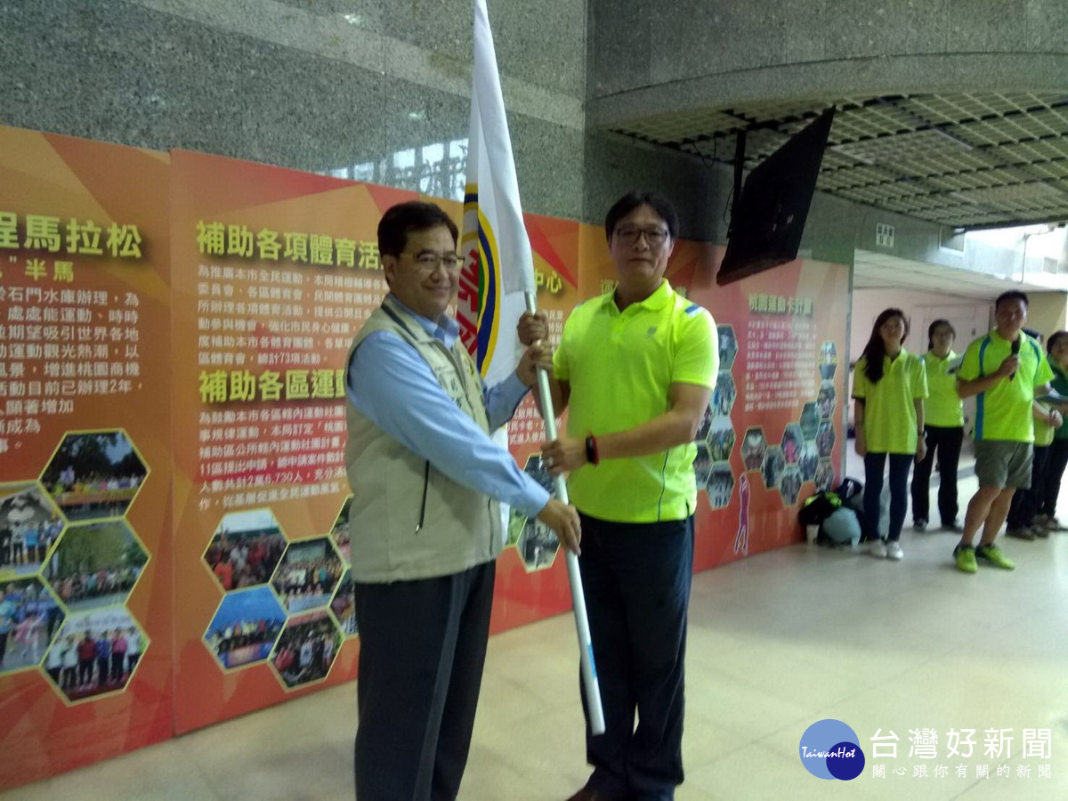 桃園市政府副市長游建華為參加106年全國運動會的桃園代表隊選手授旗,由體育局長夏金興代表接受。