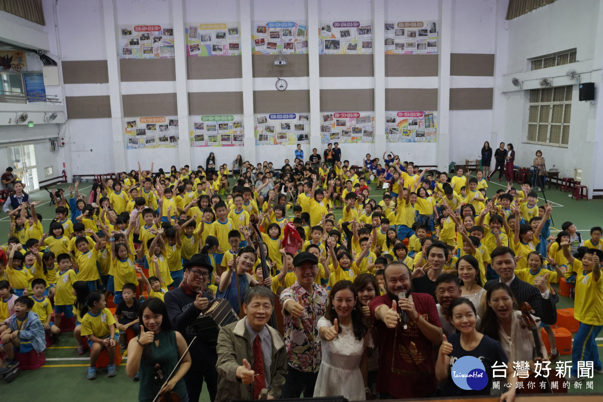 客家音樂校園巡演在龍岡國小的演出,獲得全校600師生熱烈迴響。