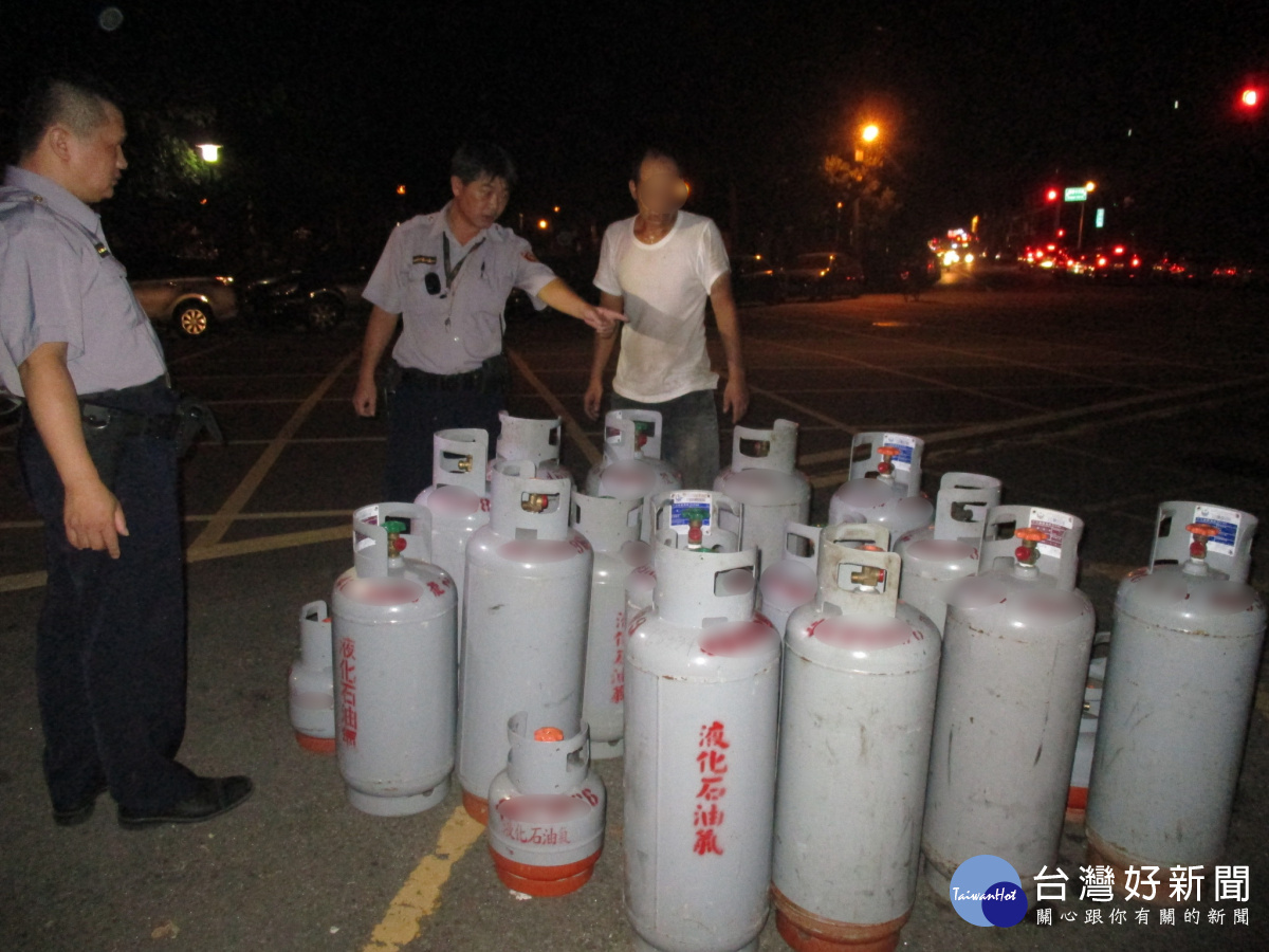 自強派出所員警,協助裝載瓦斯的自小貨車安全換裝運載及滅火,並解除一場「危機」。