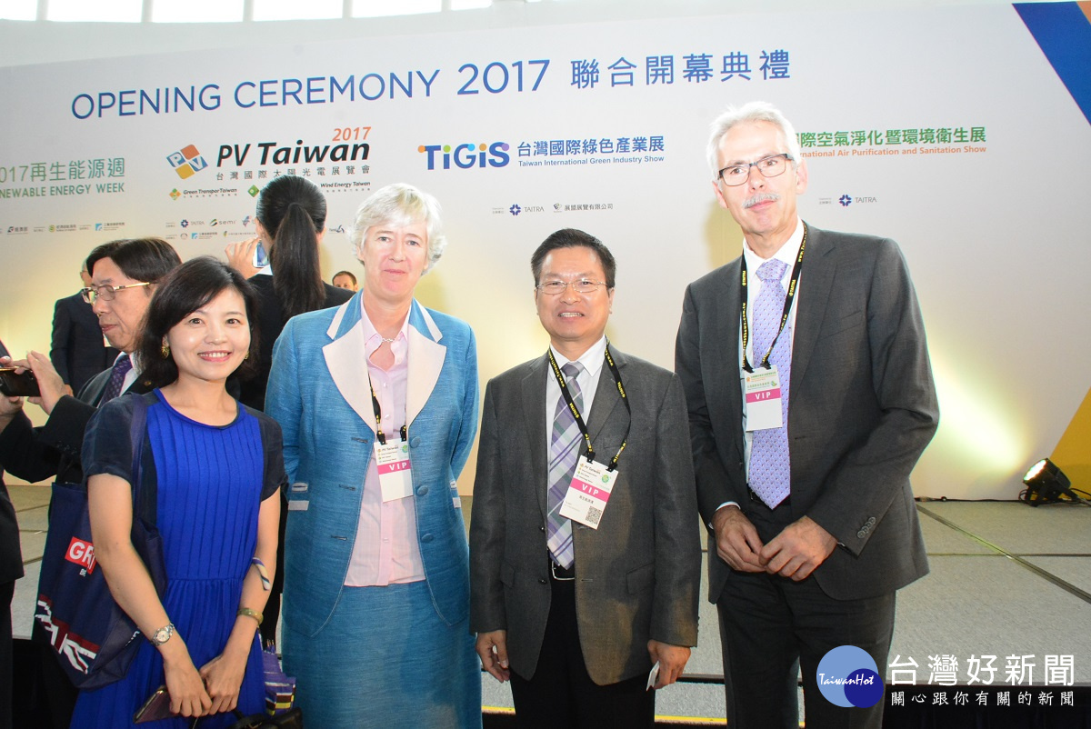 彰化縣長魏明谷於再生能源週開幕活動會場與與會貴賓交換意見。圖/彰化縣政府提供