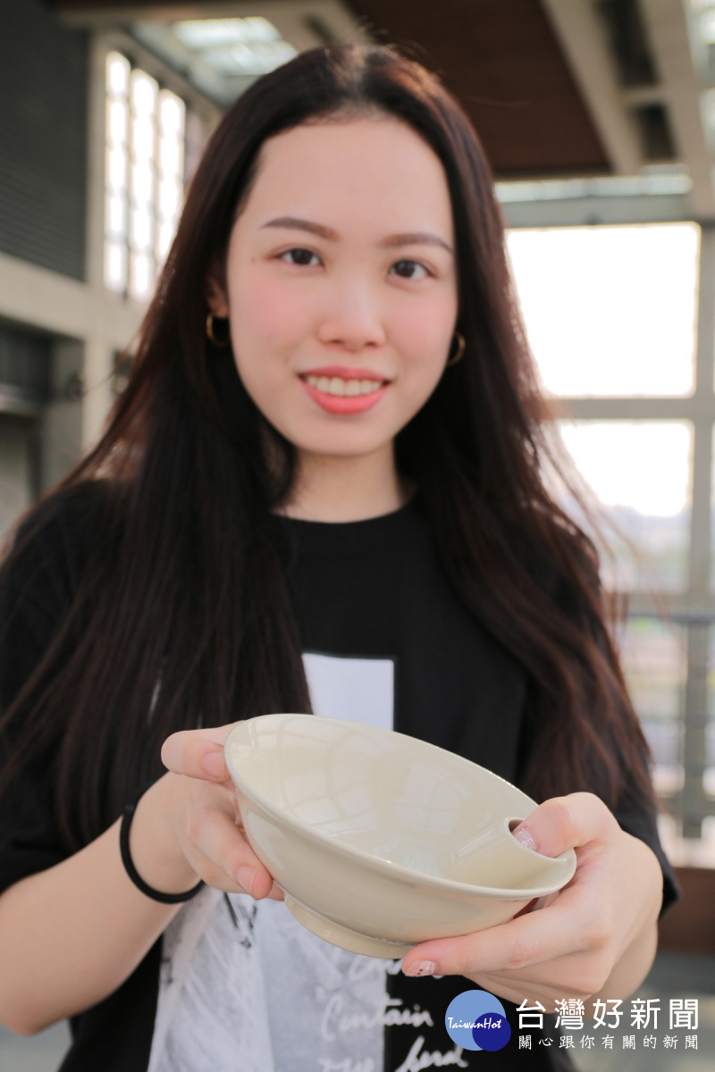 杜瑀婕設計的麵碗有分隔大拇指與食物的空間，可杜絕吃到老闆的「拇指味」