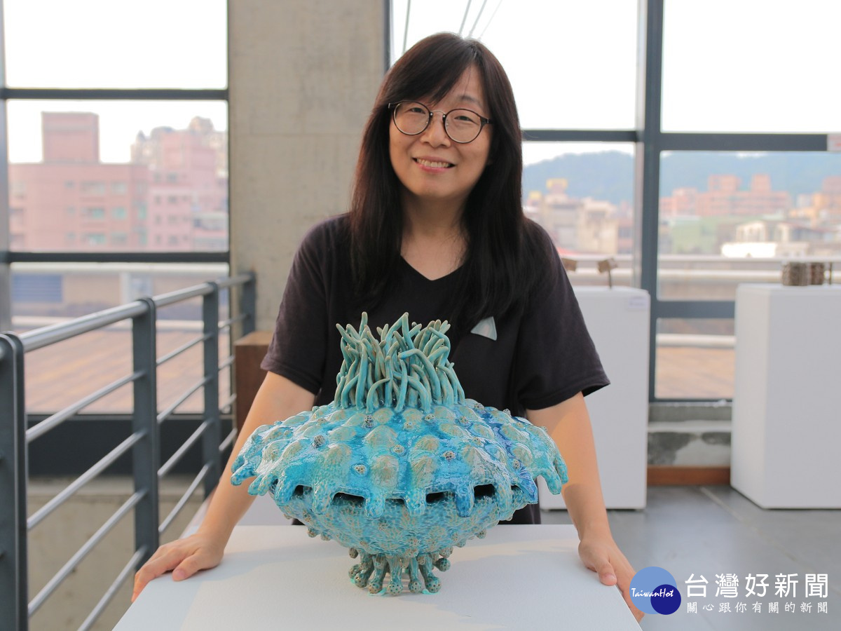 劉琦文《植入自述—本質》飾以獨家的碧藍釉色,相當亮眼