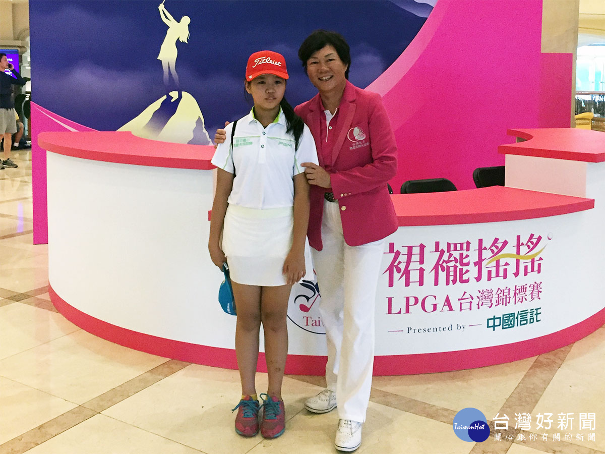 台灣女子職業高爾夫協會理事長鄭美琦，勉勵昌平國小高爾夫培訓隊的小朋友好好加油。