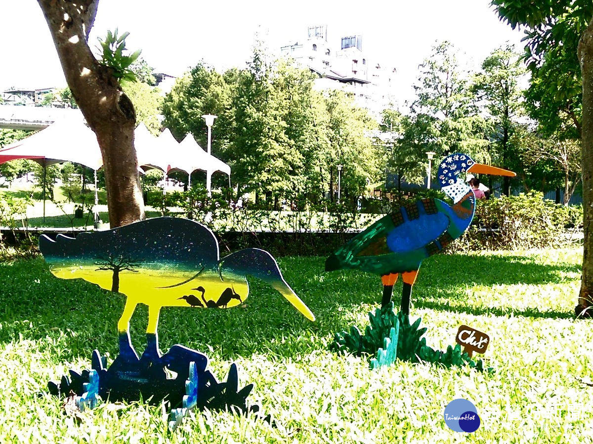 大湖公園湖岸邊彩繪鷺鷥藝術(圖/公園處提供)