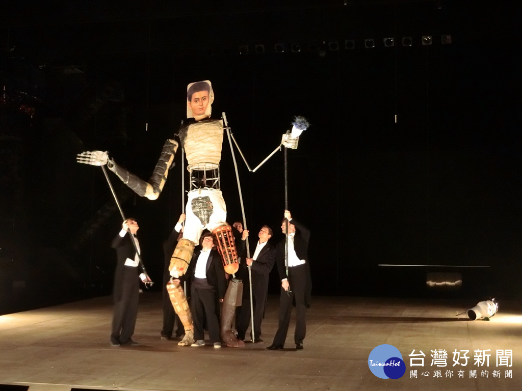 圖說: 臺中歌劇院本周末的莎翁《仲夏夜之一切如戲》,顛覆舞台的想像跟演出。(圖/記者賴淑禎攝)