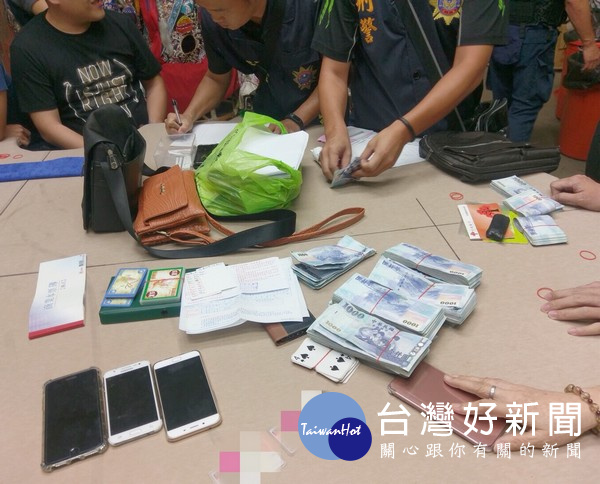 賭場起獲大批現金及賭具,依法將經營者及賭客移送究辦。(記者陳昭宗翻攝)