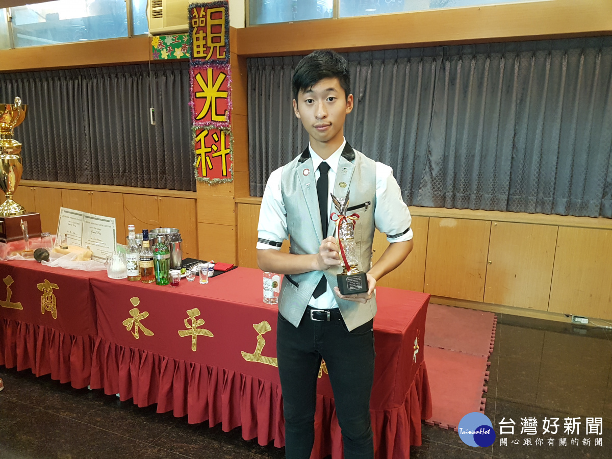 2017橫濱國際調酒大賽,游秉庠同學獲得國際花式組冠軍。