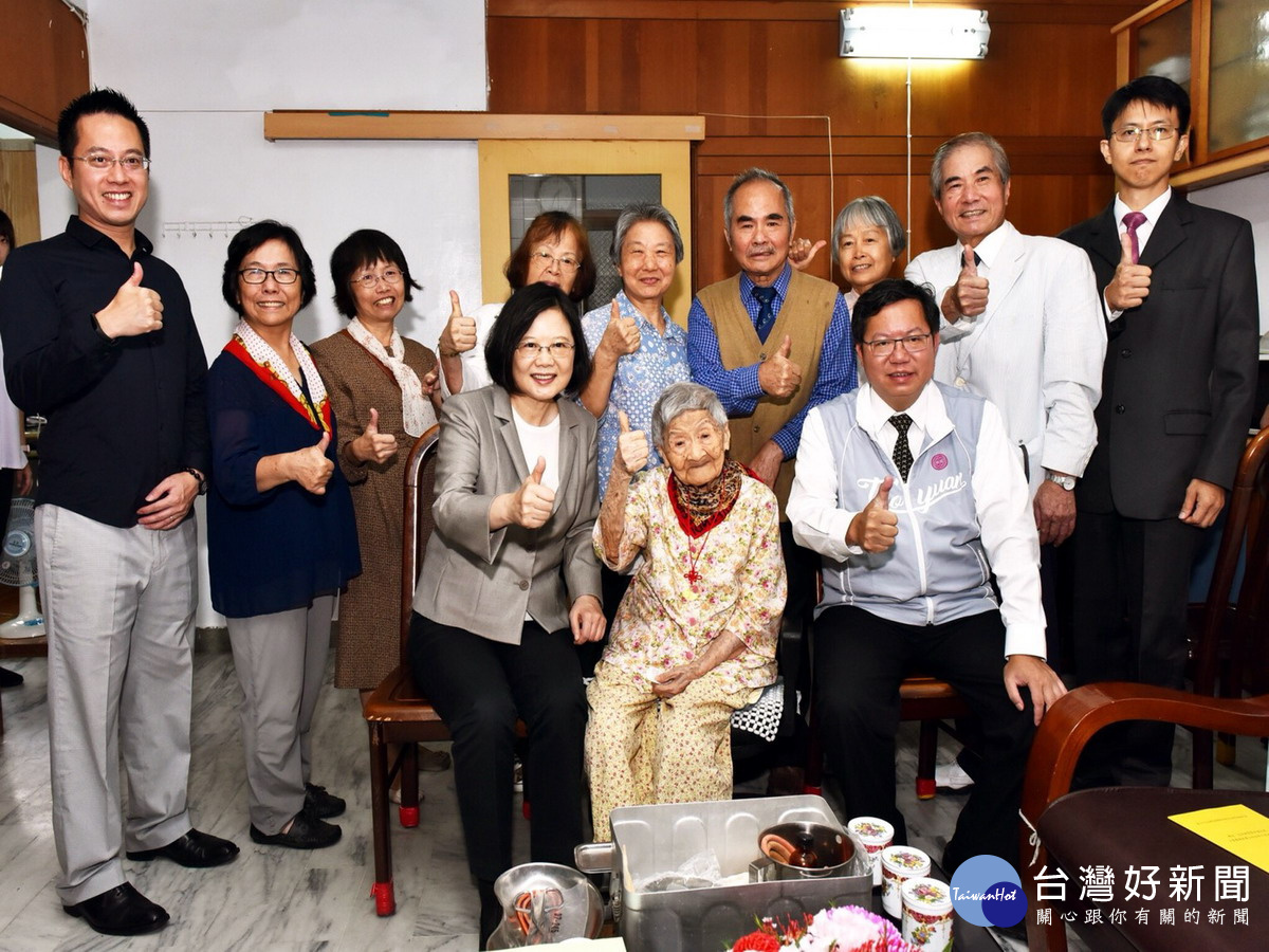 總統蔡英文在桃園市長鄭文燦的陪同下，慰訪有「平鎮第一助產士」之稱的101歲人瑞謝林霞妹。