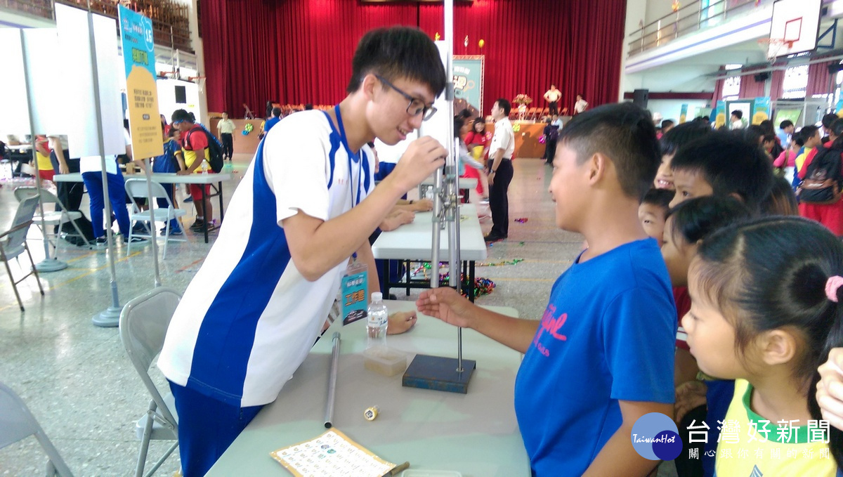 科學遊戲闖關活動,小朋友參與興趣濃厚,在眼明手快體驗區玩得不亦樂乎!〈記者吳素珍攝〉