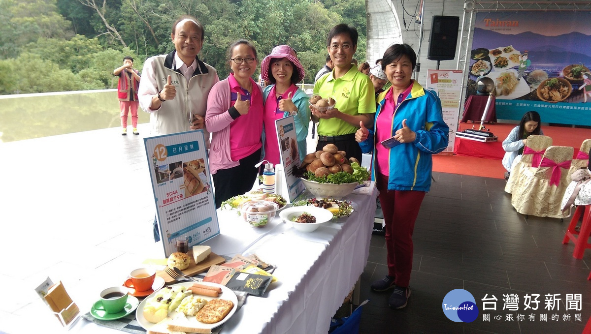 「食」遊日月潭-地方美食餐點再升級，遊客們都說「讚」！〈記者吳素珍攝〉