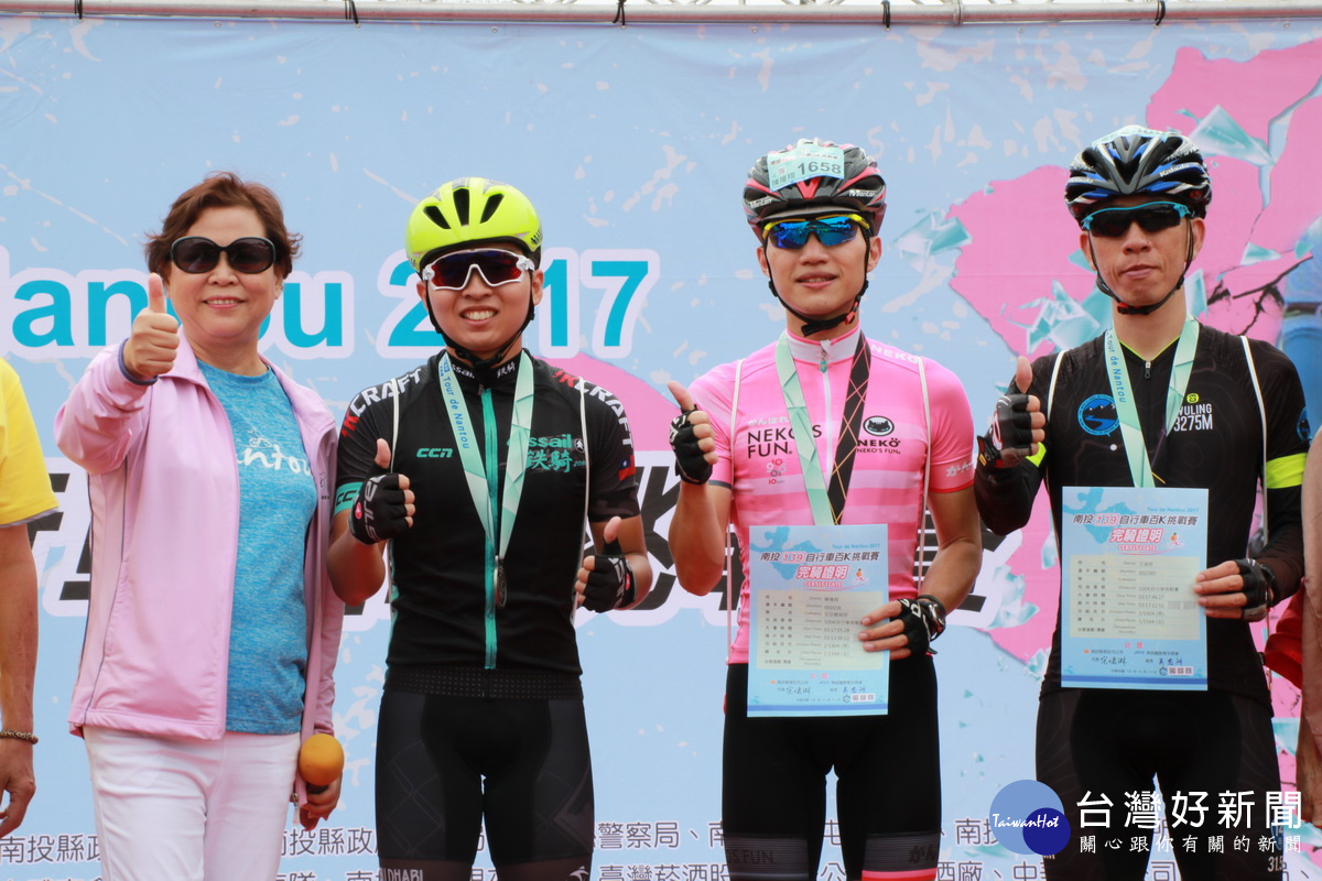 南投市長宋懷琳與男子組前三名合影。(市公所提供)
