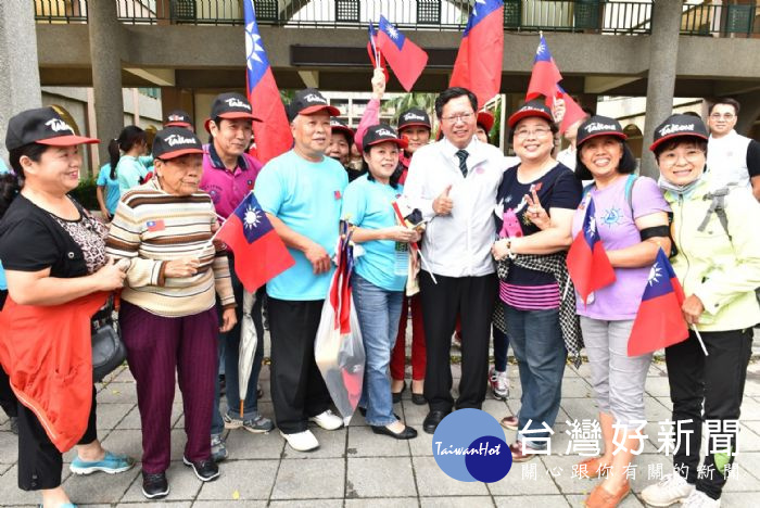 桃園市長鄭文燦前往龜山國中,出席「2017桃園眷村文化節《戀眷濃憶人生》踩街活動」。