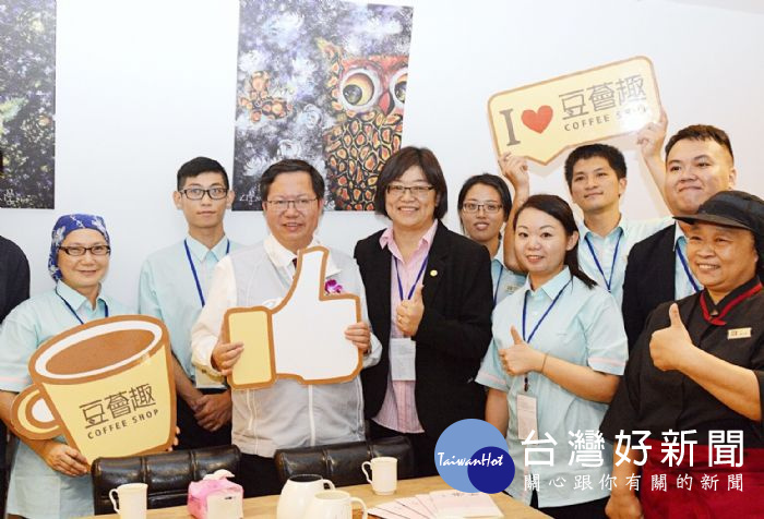 桃園市長鄭文燦前往中壢區青塘園,出席「青塘園遊客中心暨豆薈趣文創餐廳」開幕活動。