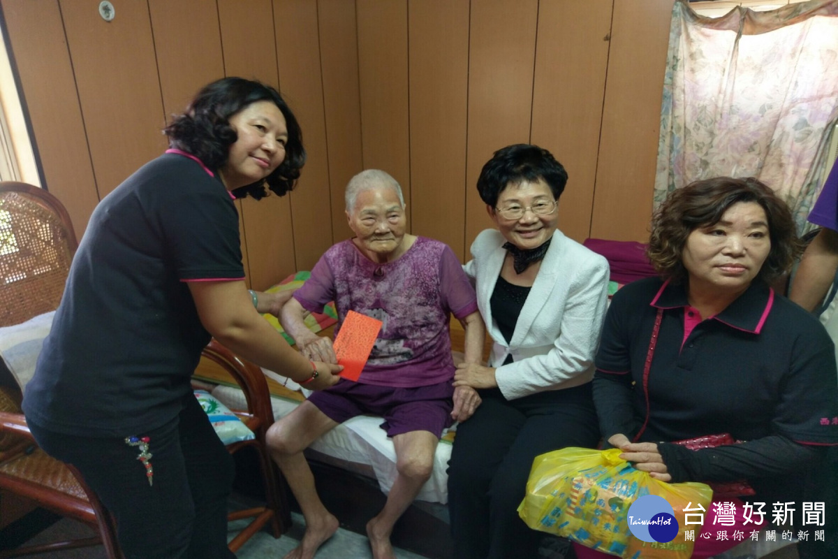 婦聯會台南分會主委洪沈美珠(右三)、西港支會主委李麗琴(左一)探望弱勢長者並贈送現金紅包。(圖/記者黃芳祿攝)