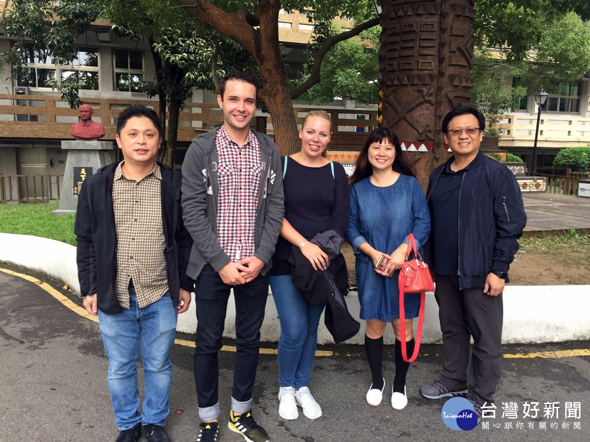 趙世其治平高中鄧光志輔導主任(右一)開南大學趙世琦組長(左一)與交換生和導師合影