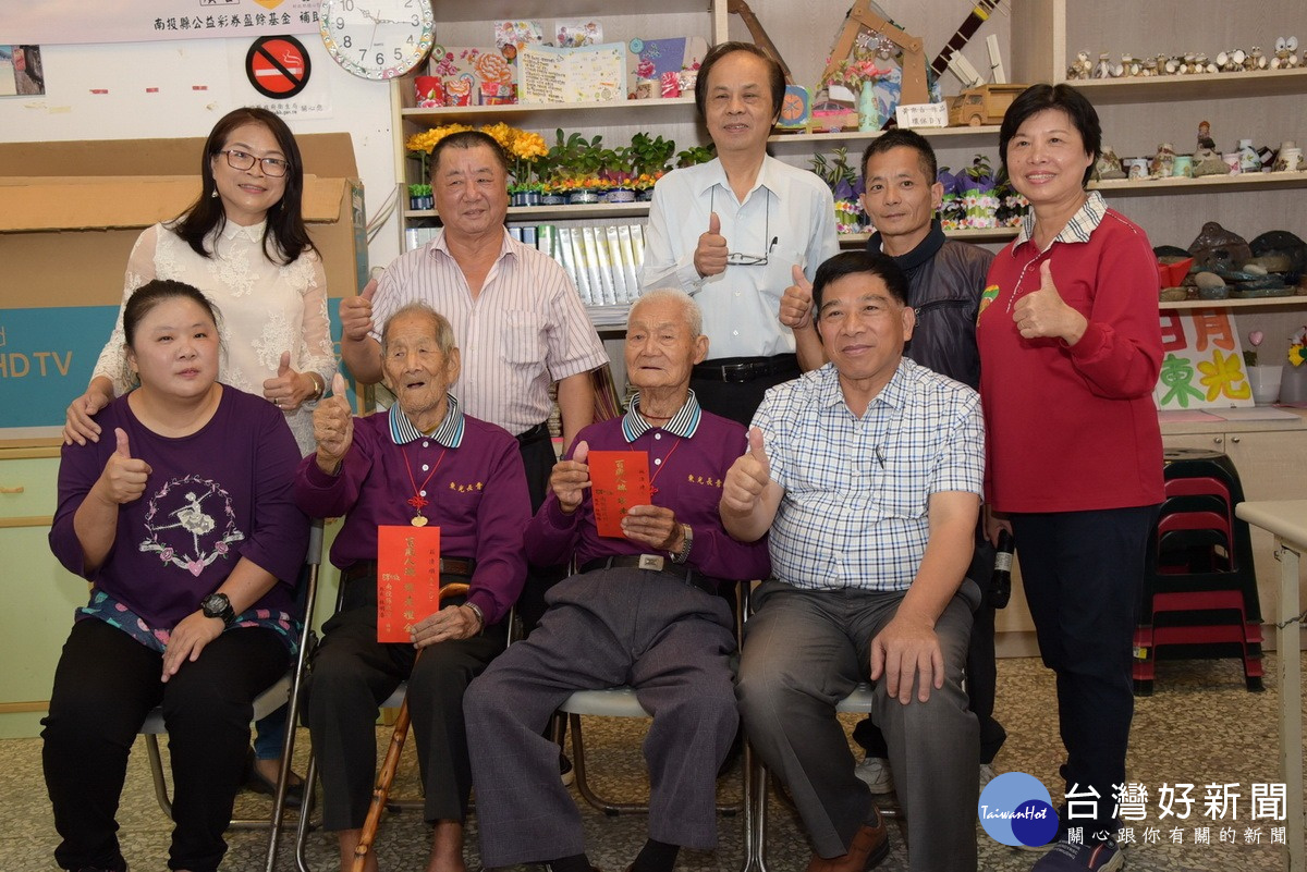 陳副縣長〈前排右1〉和高齡105歲的莊清順與104歲的施清連兩位人瑞合照。