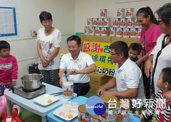 蔡岳儒議員與婦嬰用品老闆黃鴻祺現場示範沖泡奶粉,亦宣導安全衛生及營養健康飲食。(記者陳昭宗拍攝)