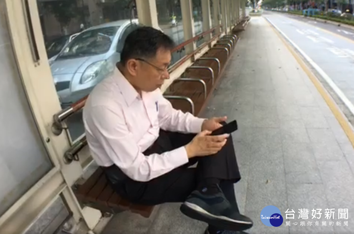 清晨一大早,柯文哲提著公事包,走到住家附近的捷運東門站公車站等車,並用臉書直播的視角帶大家展開市長日常的一天。(圖擷取自柯文哲臉書影片)