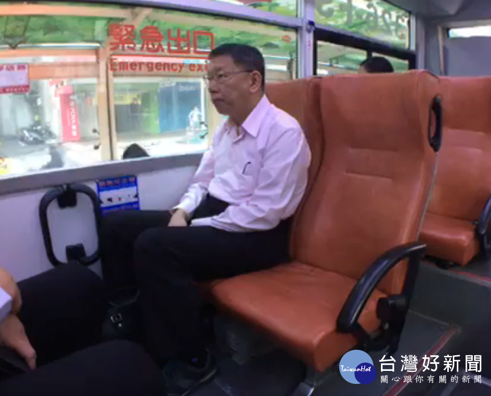 為鼓勵民眾多使用大眾運輸工具，台北市長柯文哲決定身體力行搭公車上班，他24日早上7點出門後就全程開臉書直播，呼籲「大家一起搭公車上班，讓台北市的交通變得更好」（圖擷取自柯文哲臉書影片）