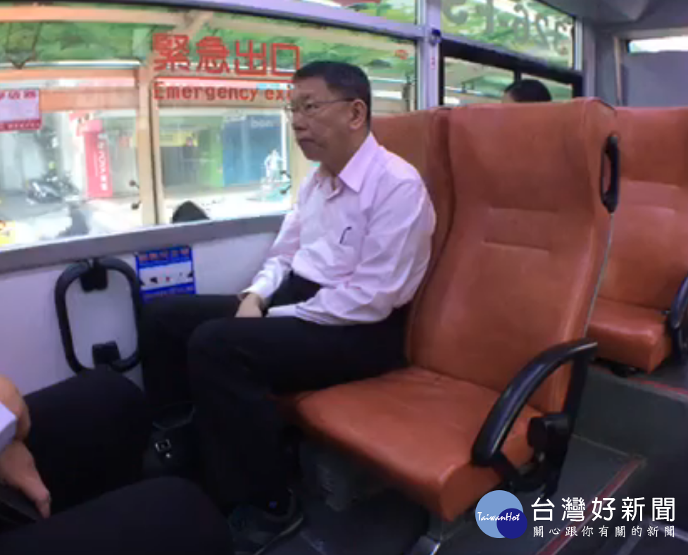 為鼓勵民眾多使用大眾運輸工具,台北市長柯文哲決定身體力行搭公車上班,他24日早上7點出門後就全程開臉書直播,呼籲「大家一起搭公車上班,讓台北市的交通變得更好」(圖擷取自柯文哲臉書影片)