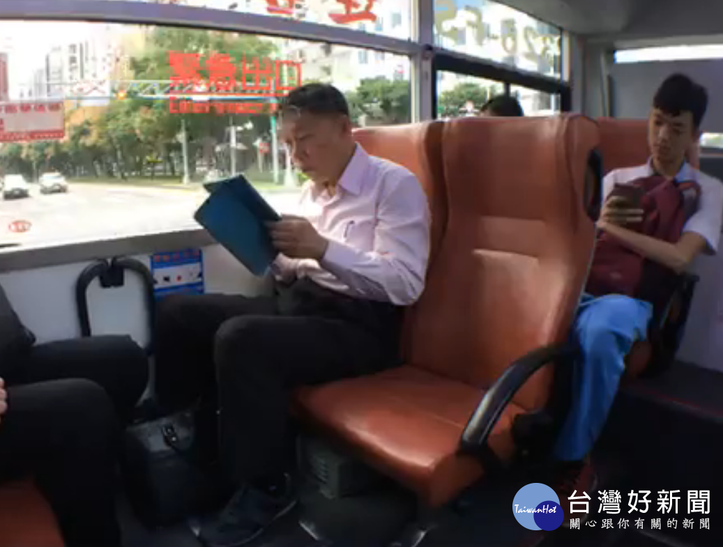 等了約8分鐘，終於上了588公車，柯文哲不時欣賞窗外街景，或滑著平板關心國家大事，過程中陸續上車的學生都被市長本人嚇傻了，只見眾人正襟危坐、好不自在（圖擷取自柯文哲臉書影片）