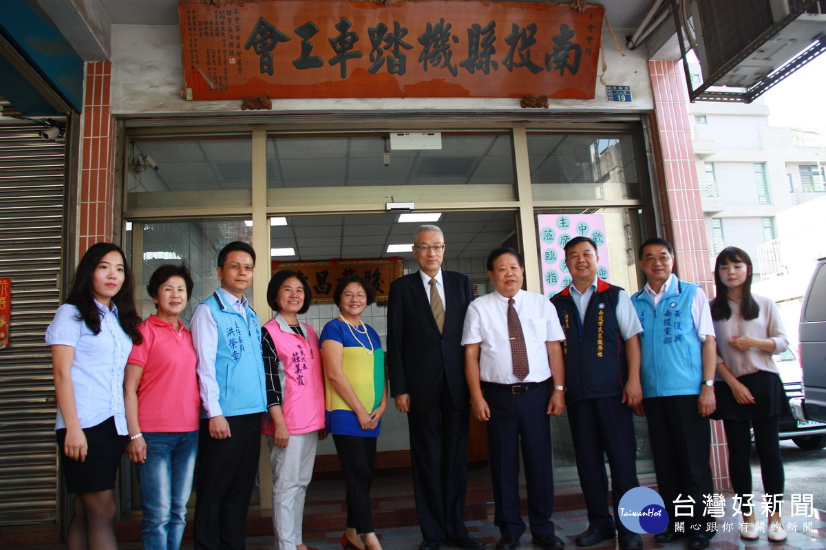 吳敦義與地方代表等合影。(記者扶小萍攝)