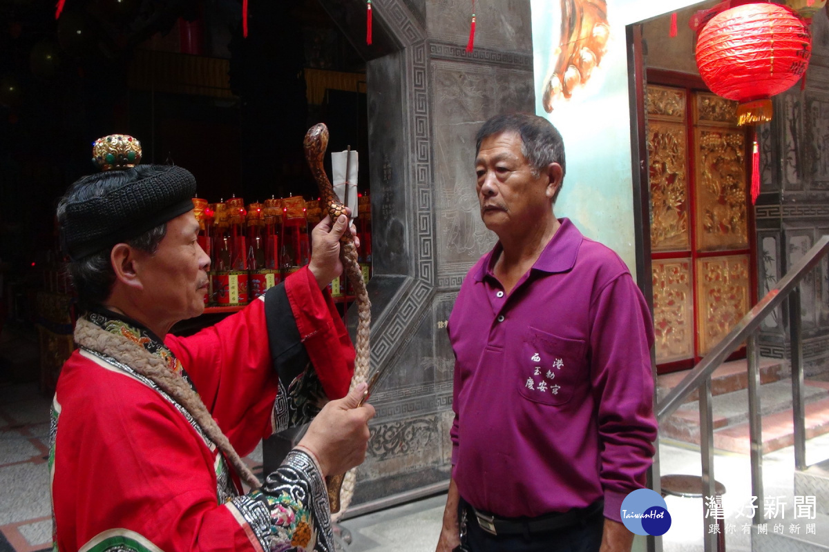 信眾參與九皇禮斗大法會禮懺後,過平安橋時接受得道大法師陳槐中加持、解厄、改運。(圖/記者黃芳祿攝)