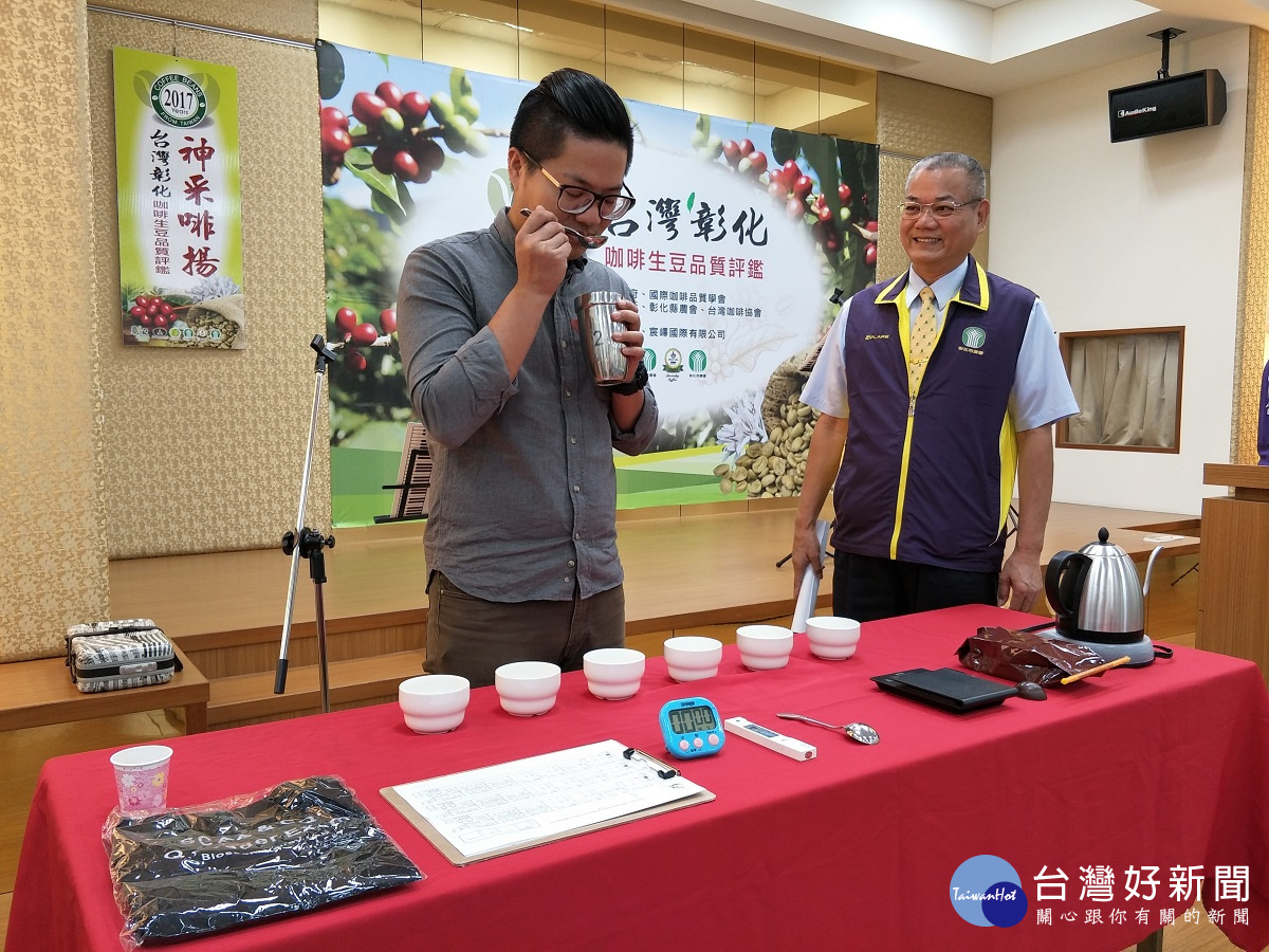 主審陳嘉陞先生(左)領軍評審團隊,擔任評審團。