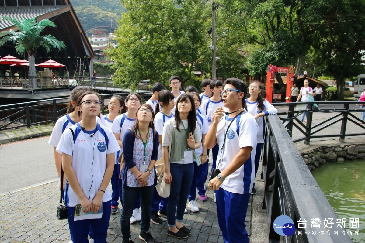 水里商工應用日語科的學生為參加車埕鐵道園區探索的同學和外籍學生導覽解說。