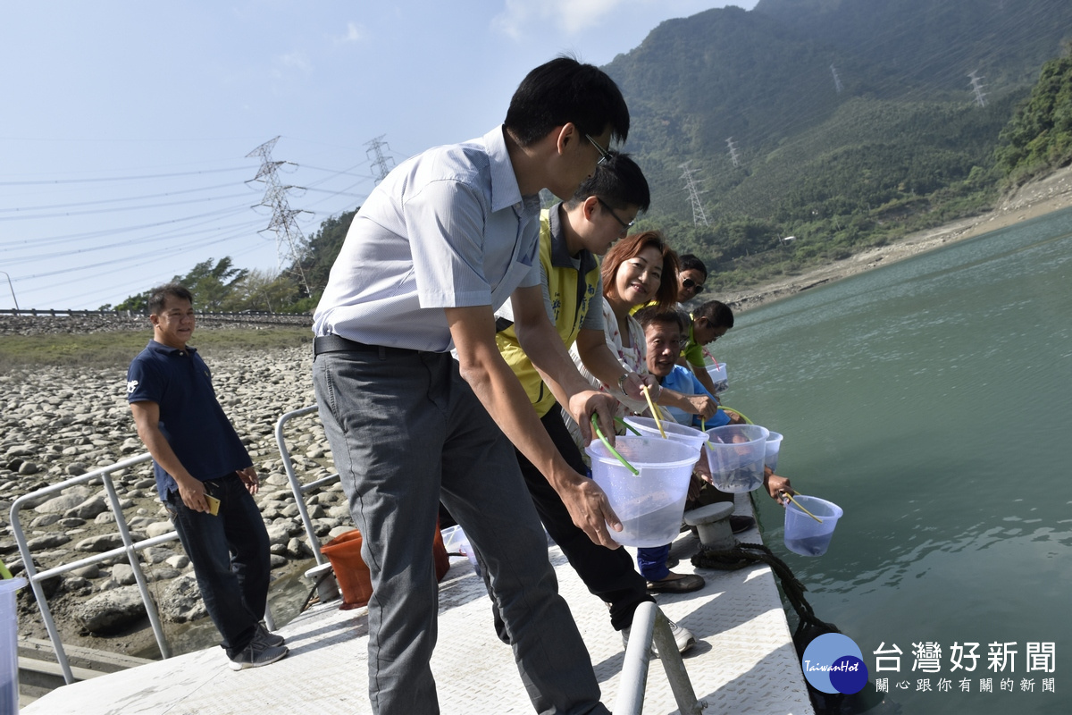 水里鄉公所等地方機關人員、民意代表等多人共同參與魚苗放流活動，見證台電公司對於自然生態保育所付出之事業責任與努力。