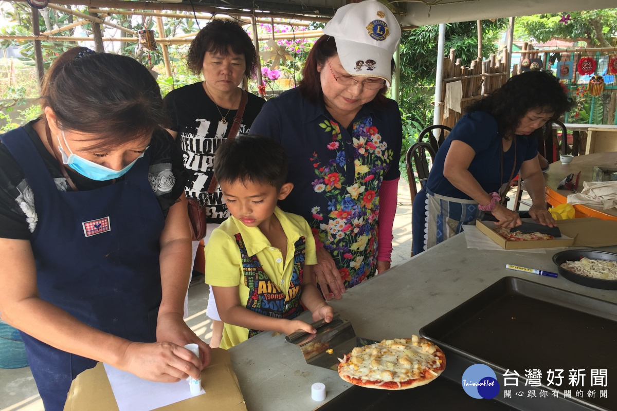 西港區港東里烏竹林內親子一起體驗田園鮮蔬pizza。(圖/記者黃芳祿攝)