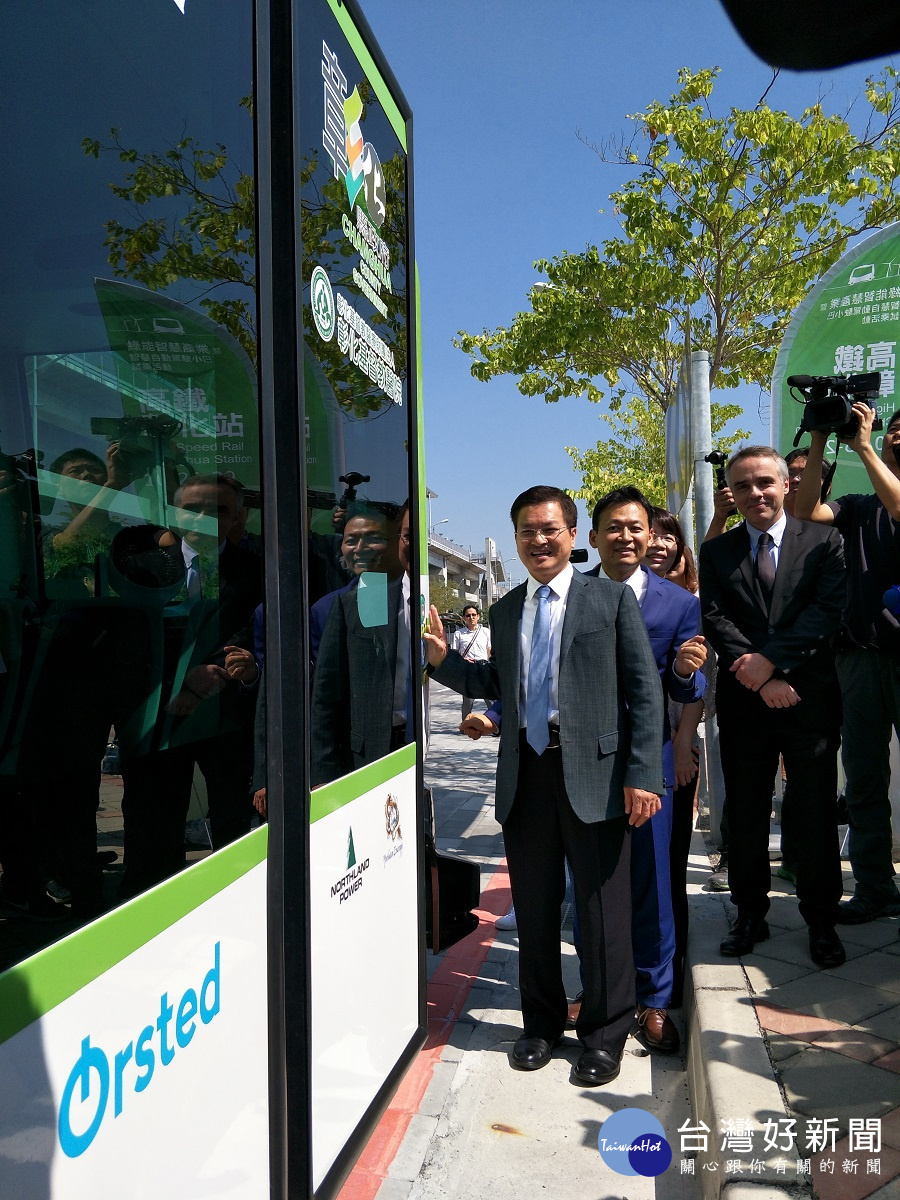 以綠能驅動、可容納12人座的無人自駕巴士ez10，今日正式啟航。