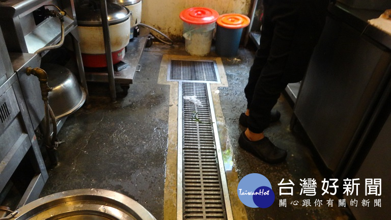 北市衛生局25日上午派員稽查百八魚場西湖店,發現地面不潔未及時清理。(圖/台北市衛生局)