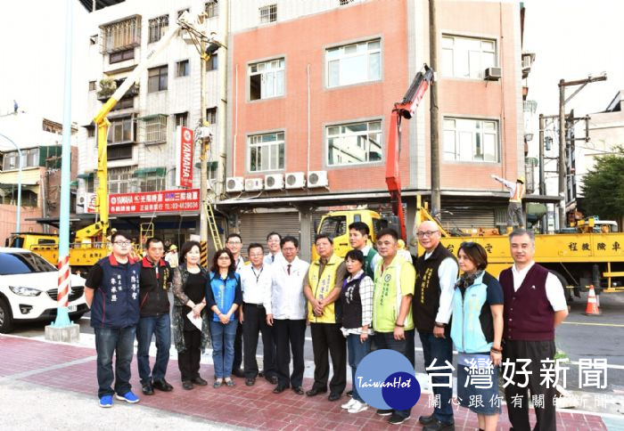 桃園市長鄭文燦前往中壢區吉林二路、合江路口,視察「中壢區吉林二路電纜地下化工程」。