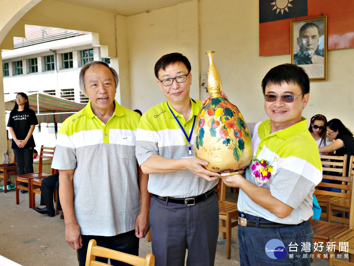國立武陵高中校慶運動會 林清波:見証改制歷史時刻(家長會新任丁忠信長致贈紀念品給前任會長徐仲逸)
