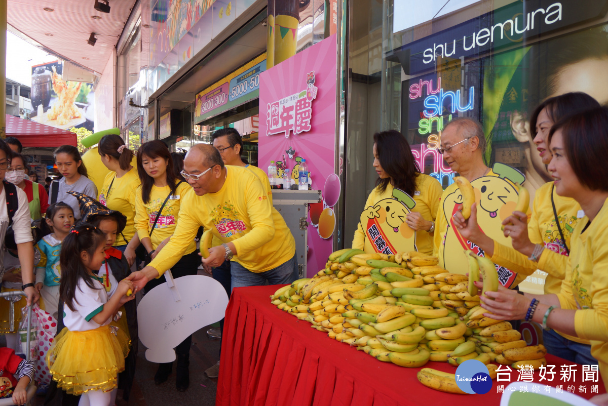 豐原太平洋百貨週年慶登場　發送香蕉做公益