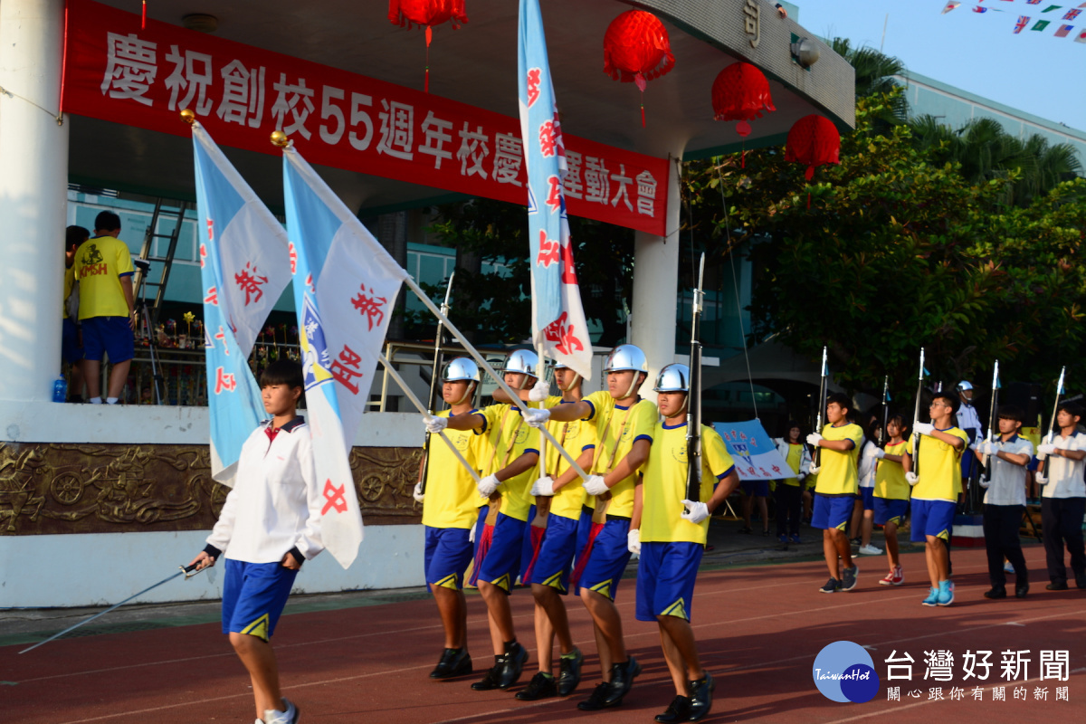 港明校慶運動會會旗雄壯威武進場。(圖/記者黃芳祿攝)