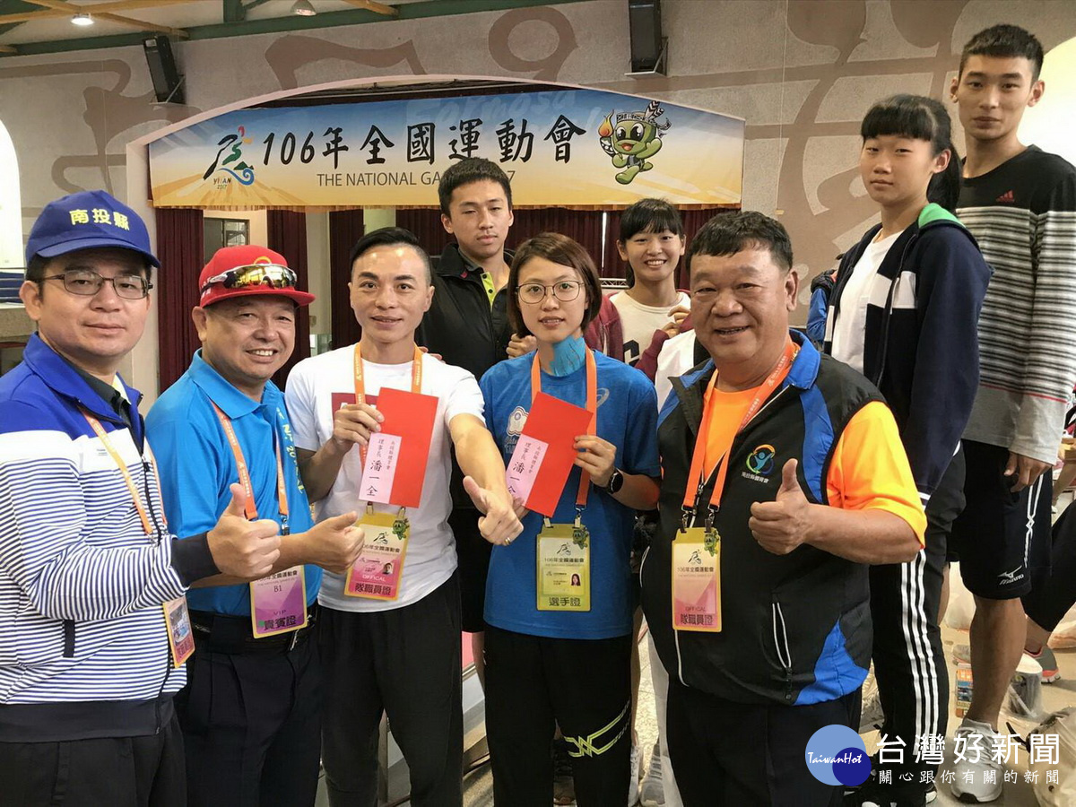 跆拳道選手洪幼婷獲金牌，體育會總幹事洪銘惠代表潘理事長祝賀。