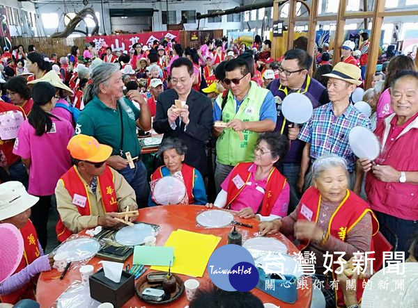 長輩們彩繪製作個人的扇子,在過程中亦訓練手指靈活度。(記者陳昭宗拍攝)