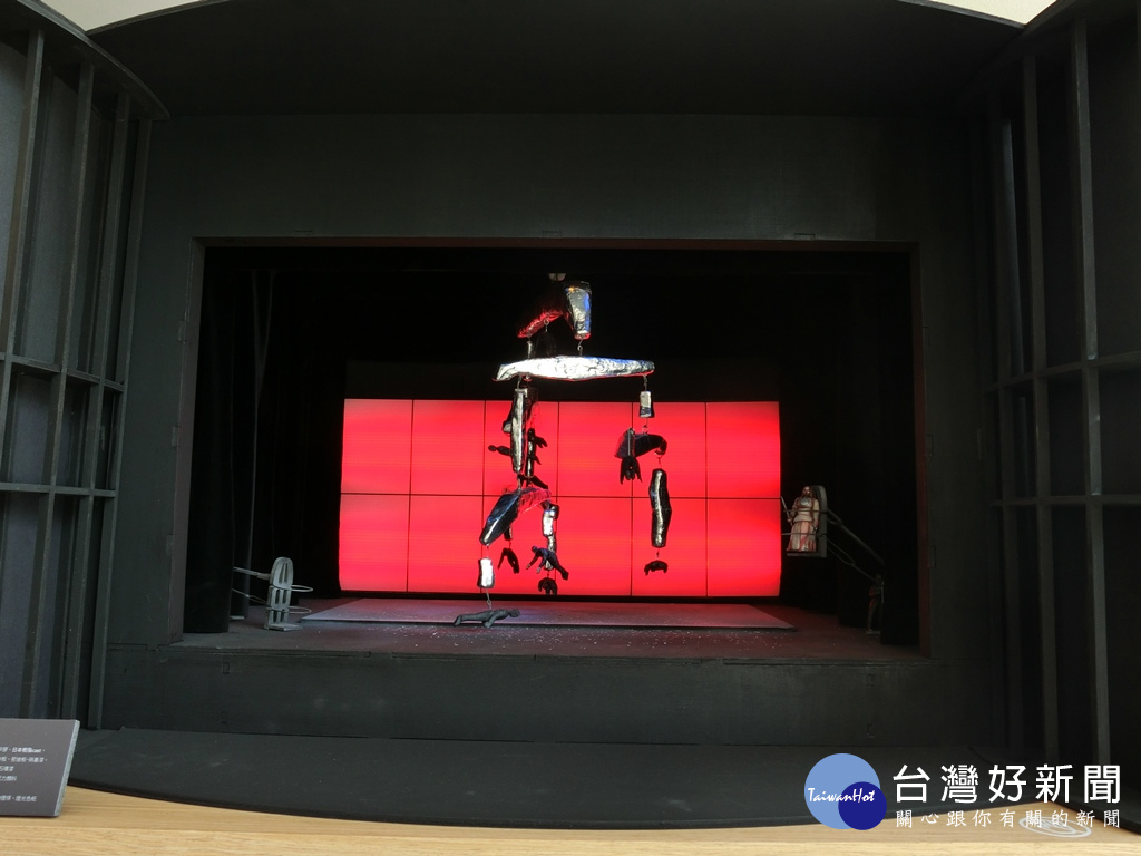 圖說: 黑盒子內的舞台模型是維妙維肖翻模打造,歌劇女武神二幕最後代表死亡的巨大鋼鐵懸吊裝置。(圖/記者賴淑禎攝)