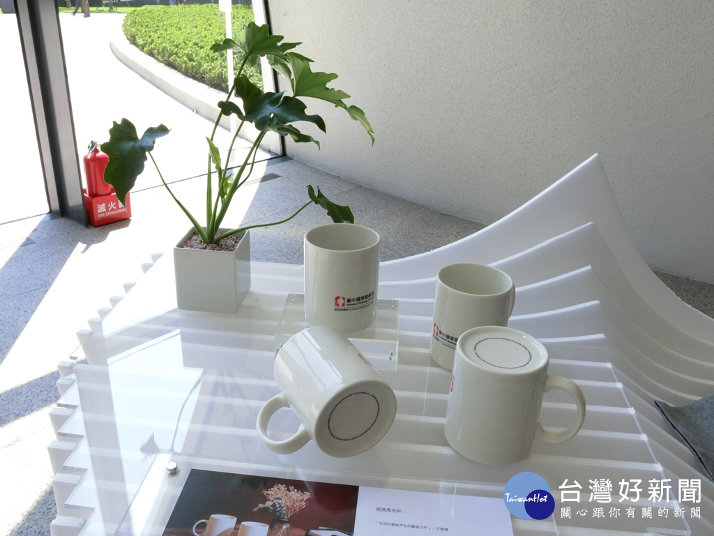 圖說: 臺中歌劇院的歌劇院生活系列紀念品「經典馬克杯」。(圖/記者賴淑禎攝)