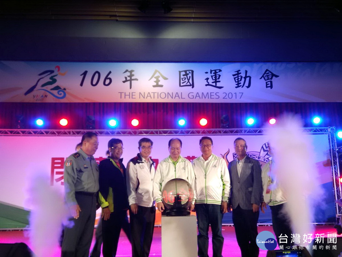 108年全國運動會在桃園舉辦,桃園市副市長游建華代表接受全國運動會會旗。